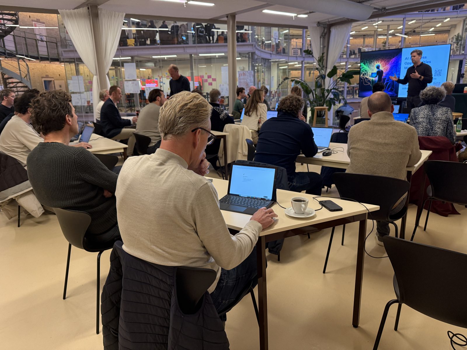 Deelnemers aan het werk tijdens een AI FiT Crash Course in De Koepel in Haarlem