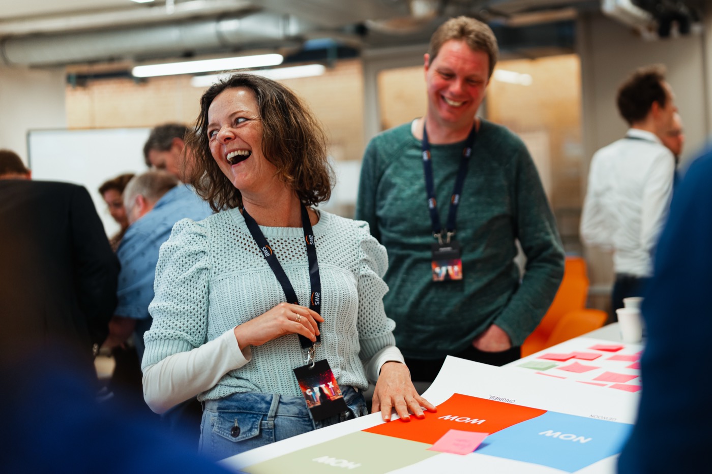 Lachende deelnemers tijdens een AI FIT sessie