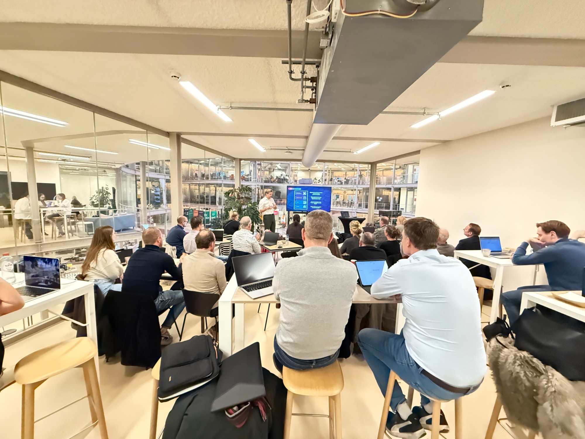 Deelnemers aan een AI FiT Crash Course, kijkend naar de trainer bij het scherm